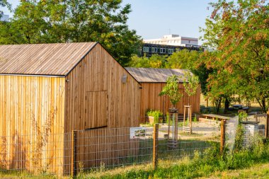 Prag, Çek Cumhuriyeti - 15 Ağustos 2025: Çocukların zamanlarının çoğunu doğa dostu bir ortamda oyun oynayarak, öğrenerek ve keşfederek geçirdikleri modern ahşap evleri olan açık hava anaokulu. 