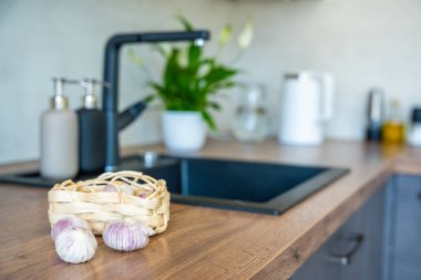 Mutfak tezgahında Çin sade karanfil sarımsağı olan sepet. Doğal yemek malzemesi, organik sebze ve mutfak hazırlığı. Yüksek kalite fotoğraf