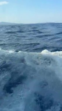 Hırvatistan yakınlarındaki denize eğilen bir yatın baş tarafındaki kabin penceresinden bakın. Güçlü bir rüzgarda yelken açmak, topuk hareketi ve gemide dalgın bir hayat. Yüksek kalite 4k görüntü