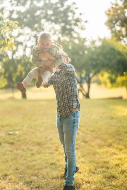 Baba ve komik küçük kız Prag, Avrupa 'nın gün batımında sonbahar parkında birlikte eğleniyorlar. Yüksek kalite fotoğraf