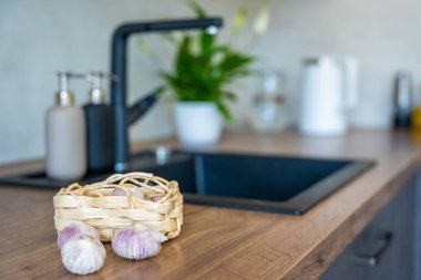 Mutfak tezgahında Çin sade karanfil sarımsağı olan sepet. Doğal yemek malzemesi, organik sebze ve mutfak hazırlığı. Yüksek kalite fotoğraf