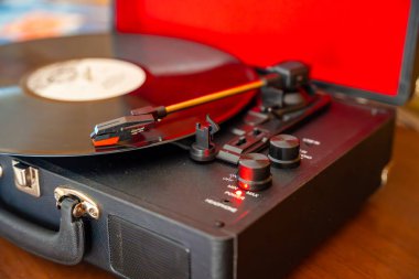 Plakçalar iğnesinin yakın plan görüntüsü, kayıt sırasında vinil kanalları takip ediyor. Analog ses detayı retro müzik atmosferini yakalıyor. Yüksek kalite fotoğraf