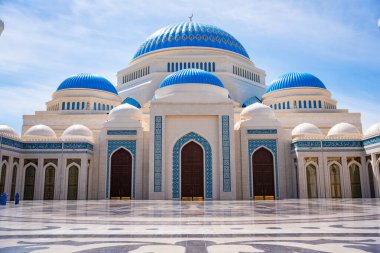 Astana, Kazakistan - 21 Mayıs 2025: Astana 'nın merkez camisinin iç avludan ele geçirilen panorama manzarası. Mimari uyum ve Kazakistan başkentinin göbeğinde ruhani atmosfer. 