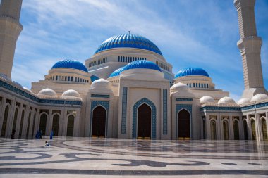 Astana, Kazakistan - 21 Mayıs 2025: Astana 'nın merkez camisinin iç avludan ele geçirilen panorama manzarası. Mimari uyum ve Kazakistan başkentinin göbeğinde ruhani atmosfer. 