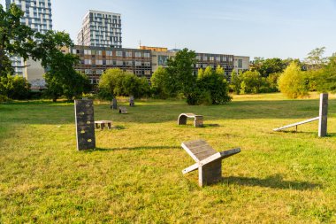 Prag, Çek Cumhuriyeti - 15 Ağustos 2025: Kamu parkında ahşap engelli, rampalı ve çeviklik ekipmanlı şehir köpek eğitim sahası, evcil hayvan dostu şehirler ve açık hava köpek etkinliği alanları. 