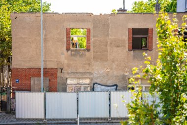 Prag 'da bir caddede eski binaların yıkılması. Sadece cepheleri kalmış. Kentsel dönüşüm kavramı, mimari değişim ve yeni inşaat projelerine hazırlık. Yüksek kalite fotoğraf