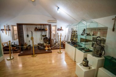 Budva, Karadağ - 20 Haziran 2025: Budva Karadağ müzesinde arkeolojik sergiler sergileniyor. Kültür mirası, tarihi eserler ve turizm cazibesi. 