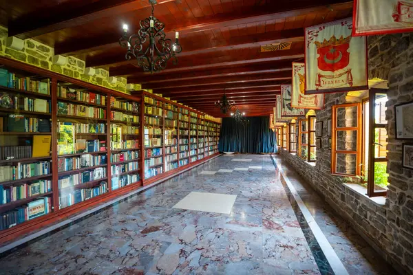 Budva, Karadağ - 20 Haziran 2025: Karadağ 'ın Budva kentindeki tarihi Kale Müzesi' nde bulunan kütüphanenin manzarası. 