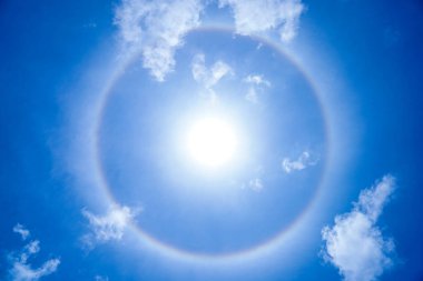 Güneş 'in etrafında, buz kristallerinden oluşan Cirrostratus bulutlarından oluşan bir halo oluştu.