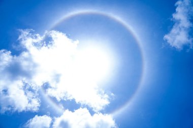 Güneş 'in etrafında, buz kristallerinden oluşan Cirrostratus bulutlarından oluşan bir halo oluştu.