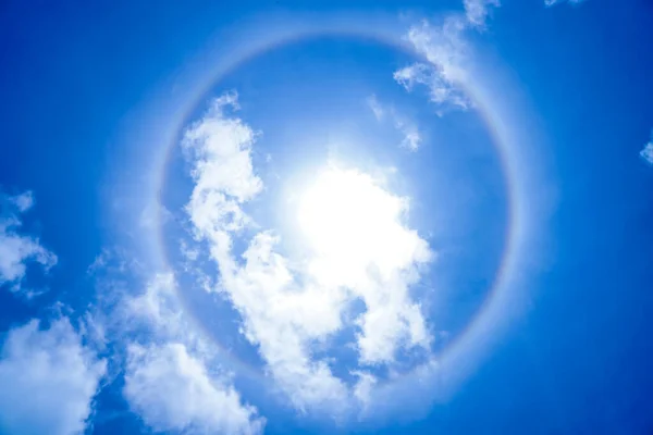 Halo Formed Sun Due Cirrostratus Clouds Composed Ice Crystals — Stock Photo, Image