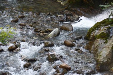 İtalyan Dolomiti dağlarının gizli köşeleri kayalara dökülür.