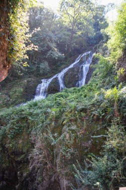 İtalyan Dolomiti dağlarının gizli köşeleri kayalara dökülür.