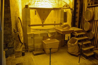 Değirmen taşının üst kısmındaki eski su değirmenleri tahıl öğütmek ve un üretmek için kullanılır.