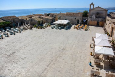 Sicilya - Marzaemi: Gece hayatını, restoranları ve turistleri denizin önünde harika bir manzarayla karşılayan muhteşem merkez meydan