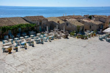 Sicilya - Marzaemi: Gece hayatını, restoranları ve turistleri denizin önünde harika bir manzarayla karşılayan muhteşem merkez meydan