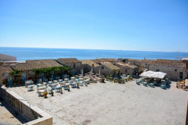 Sicilya - Marzaemi: Gece hayatını, restoranları ve turistleri denizin önünde harika bir manzarayla karşılayan muhteşem merkez meydan