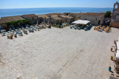 Sicilya - Marzaemi: Gece hayatını, restoranları ve turistleri denizin önünde harika bir manzarayla karşılayan muhteşem merkez meydan