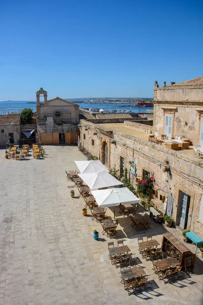 シチリア島 マルザメミ 海の前の過去の素晴らしい設定でナイトライフ レストラン 観光客を歓迎する素晴らしい中央広場 — ストック写真