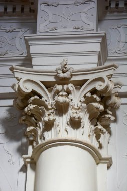 Sicilya 'daki Noto katedralinin içindeki başkentler