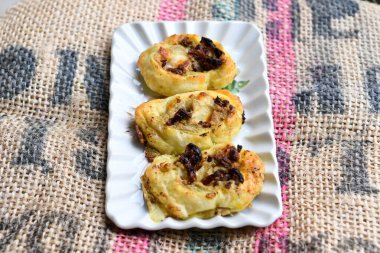 Tropea, Brie ve Parmesan soslu kızarmış soğanlı İtalyan Parmak Yemekleri.