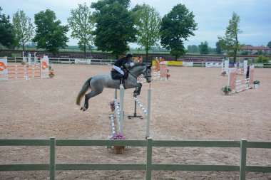 Sürücü, atlama aşamasında atı takip eder. Koleksiyon ve sıçrama hareketini kolaylaştırmak için.