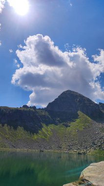 İtalyan Dolomitleri ve dağ gölünün panoramik görüntüsü