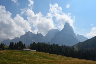 İtalyan Dolomiti 'nin panoramik görüntüsü