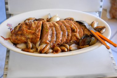 Sığır eti, mortadella, parmesan ve baharattan yapılmış rulo köfte, hepsi ince öğütülmüş ve pişmiş.