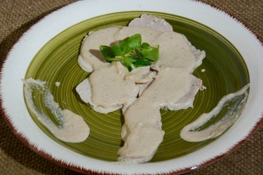 Ton balığı soslu dana eti, kapari ve mayonez, vitello tonto.