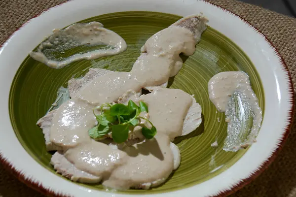 Ton balığı soslu dana eti, kapari ve mayonez, vitello tonto.