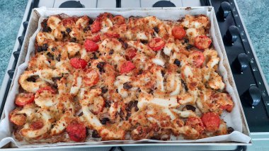 Ekmek, kirazlı domates ve yumurta beyazı, Akdeniz protein diyeti olan mürekkepbalığı.