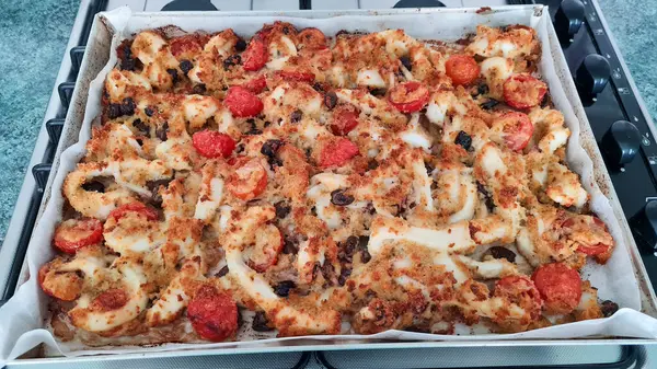 Ekmek, kirazlı domates ve yumurta beyazı, Akdeniz protein diyeti olan mürekkepbalığı.