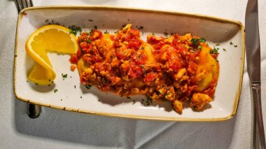 İtalyan yemeği spesiyaliteleri: ıstakoz, balık ravioli, kılıç balığı, ahtapot ve yavru ahtapot ile tagliolini..