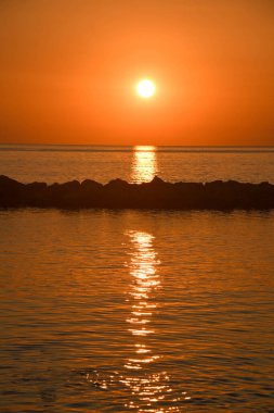 İtalya - Giglio Adası 'nda gün batımı yansımaları ve renkler gerçek ve rötuşlanmamış.
