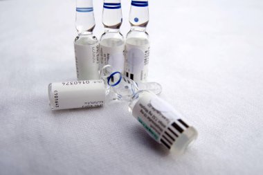 Glass vials for injection with a colored mark to break the vial