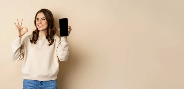 Sorrindo Menina Feliz Mostrando Aplicativo Tela Smartphone Interface Móvel Sinal — Fotografia de Stock