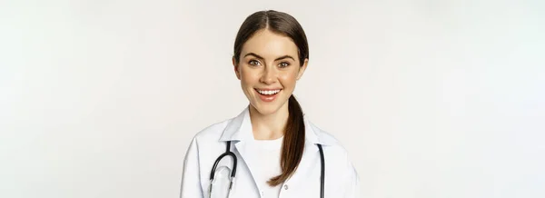 Mulher Sorridente Médico Médico Consulta Olhando Feliz Confiante Vestindo Casaco — Fotografia de Stock