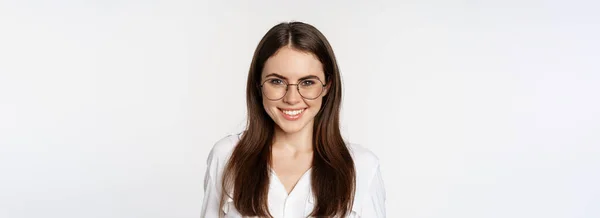 Close Portret Uśmiechnięta Dziewczyna Przedsiębiorca Kobieta Biurowa Okularach Wygląda Szczęśliwy — Zdjęcie stockowe