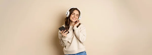 Glad Kaukasiska Kvinna Lyssnar Musik Hörlurar Smartphone App Dansa Och — Stockfoto