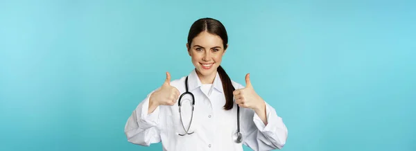 Šťastná Žena Doktorka Lékařka Bílém Plášti Ukazující Palce Souhlas Jako — Stock fotografie