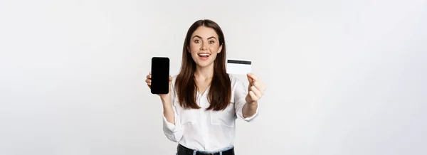 Retrato Modelo Feminino Mostrando Cartão Crédito Com Tela Smartphone Recomendando — Fotografia de Stock