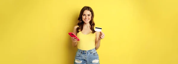 Stylish Young Brunette Woman Holding Credit Card Smartphone Paying Purchase — Fotografia de Stock