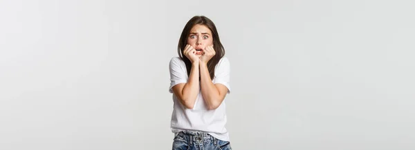 Verängstigte Junge Frau Sieht Erschrocken Aus Schreit Und Keucht Beunruhigt — Stockfoto