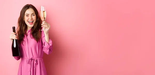 Концепция Праздников Праздников Красивая Женщина Произносит Тост Поднимает Бокал Шампанского — стоковое фото