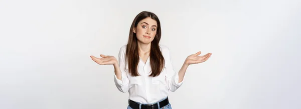 Dont Know Clueless Young Woman Shrugging Shoulders Looking Unaware Standing — Stock Photo, Image