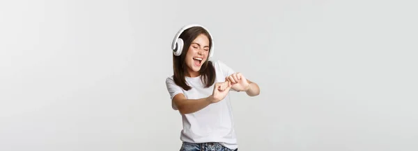 Χαρούμενη Όμορφη Νεαρή Γυναίκα Που Χορεύει Απολαμβάνοντας Μουσική Στα Ασύρματα — Φωτογραφία Αρχείου