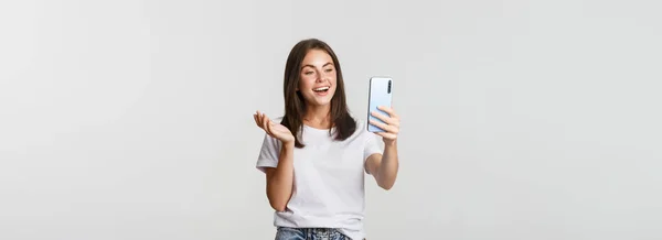 Amigável Atraente Menina Vídeo Chamando Amigo Sorrindo Tendo Conversa Segurando — Fotografia de Stock
