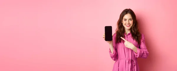 Ung Kaukasiska Kvinna Snygg Klänning Pekar Finger Smartphone Skärm Och — Stockfoto