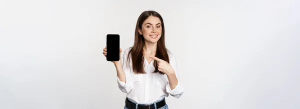 Glückliche Schöne Frau Lächelt Zeigt Auf Handy Bildschirm Zeigt Werbung — Stockfoto